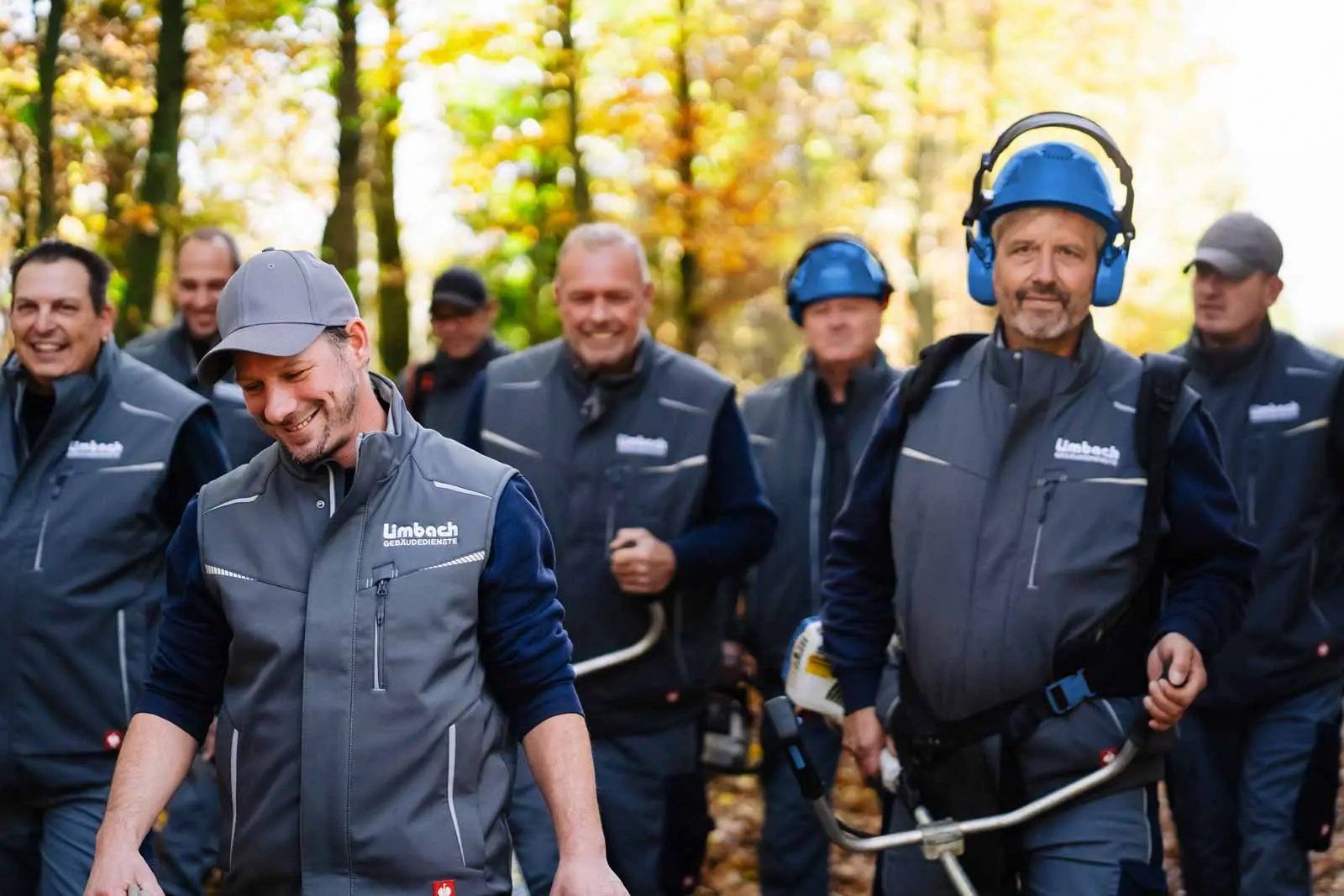 Team der Limbach GmbH in Arbeitsjacken mit Freischneidern und Gehörschutz